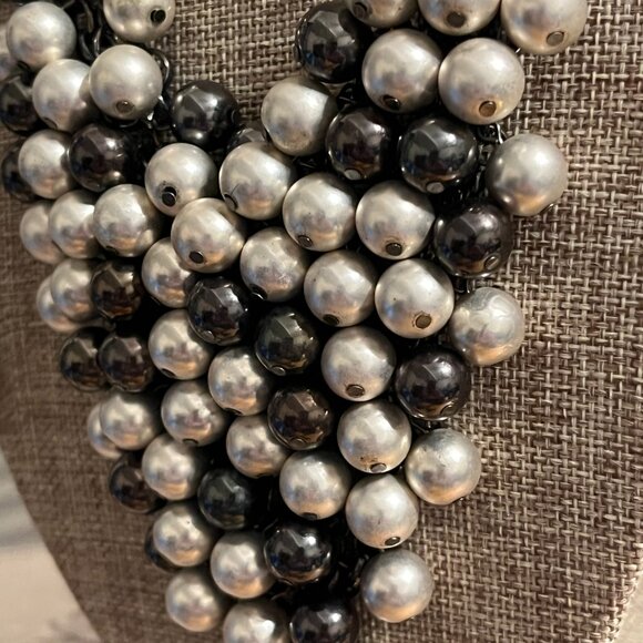 Gray Faux Pearl Bib Necklace set on Silvertone Chain, Gorgeous! - Picture 9 of 9